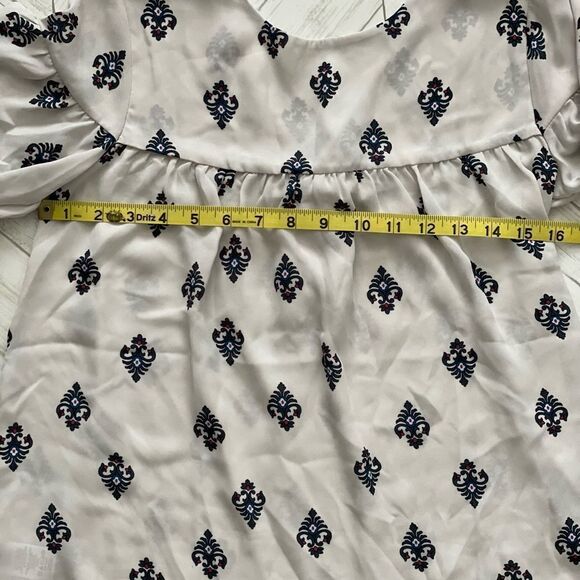 Loft Outlet NWT Gray w/Medallions Sheer Flutter Sleeve V & Bow detail Size XSP - Picture 9 of 10